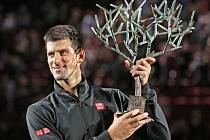Novak Djokovič s trofejí pro vítěze turnaje Masters v Paříži.