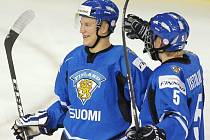 Hokejisté Finska Teemu Pulkkinen (vlevo) a Rasmus Ristolainen se radují z gólu.