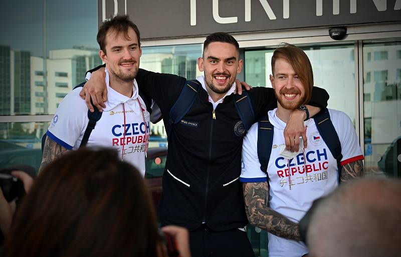 Čeští basketbalisté před odletem do Tokia.