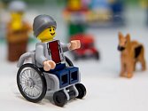 Lego uvádí na trh svou první figurku na invalidním vozíku. 
