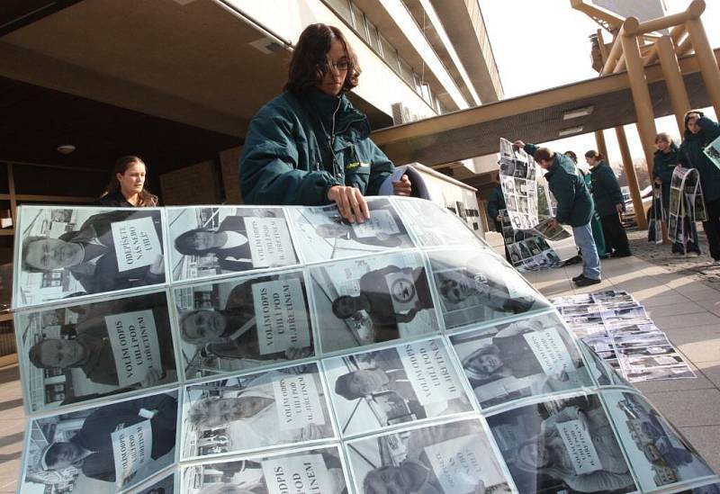 Poklidná demonstrace zástupců Greenpeace před mosteckým magistrátem, kde byla vyvěšena fotopetice lidí, kteří volili odpis uhlí na Mostecku.