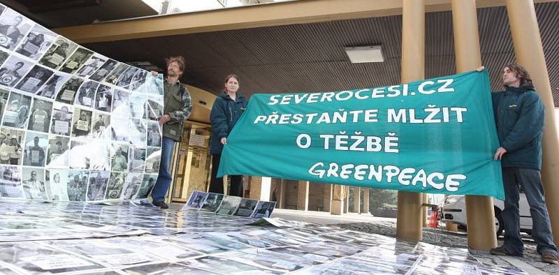 Poklidná demonstrace zástupců Greenpeace před mosteckým magistrátem, kde byla vyvěšena fotopetice lidí, kteří volili odpis uhlí na Mostecku.