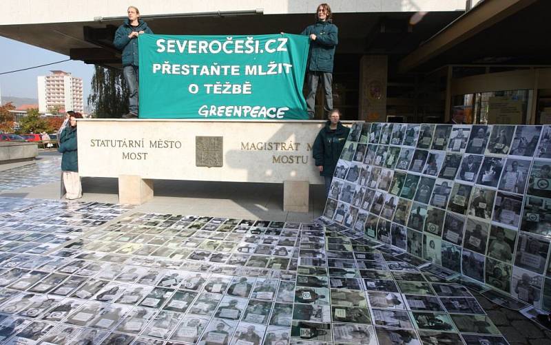 Poklidná demonstrace zástupců Greenpeace před mosteckým magistrátem, kde byla vyvěšena fotopetice lidí, kteří volili odpis uhlí na Mostecku.