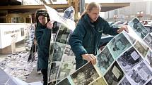 Poklidná demonstrace zástupců Greenpeace před mosteckým magistrátem, kde byla vyvěšena fotopetice lidí, kteří volili odpis uhlí na Mostecku.