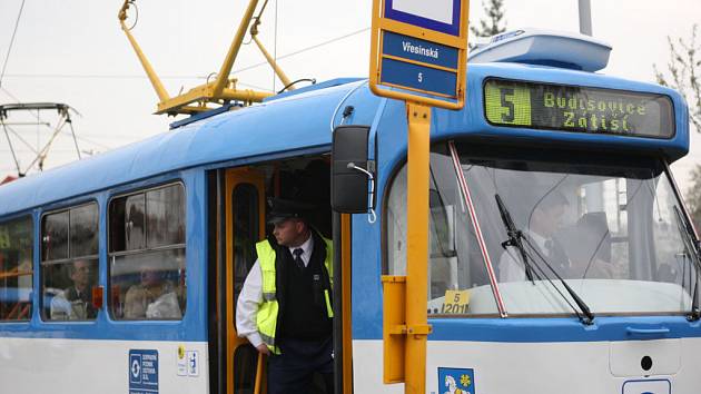 Pár minut před čtvrtou hodinou odpoledne vyjela znovu ze smyčky Vřesinská tramvaj na jednokolejnou trať.