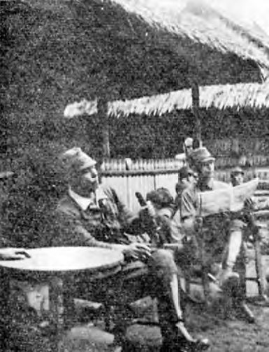 Japonský generál Takeo Itō a štábní důstojník Tosaka po přistání na ostrově Ambon