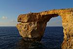Azurové okno na pobřeží Malty si zahrálo i ve Hře o trůny. Před několika lety se ale zřítilo. Zničení turistického lákadla označili Malťané za srdcervoucí. Příčinou zřícení byla silná bouře.