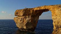 Azurové okno na pobřeží Malty si zahrálo i ve Hře o trůny. Před několika lety se ale zřítilo. Zničení turistického lákadla označili Malťané za srdcervoucí. Příčinou zřícení byla silná bouře.