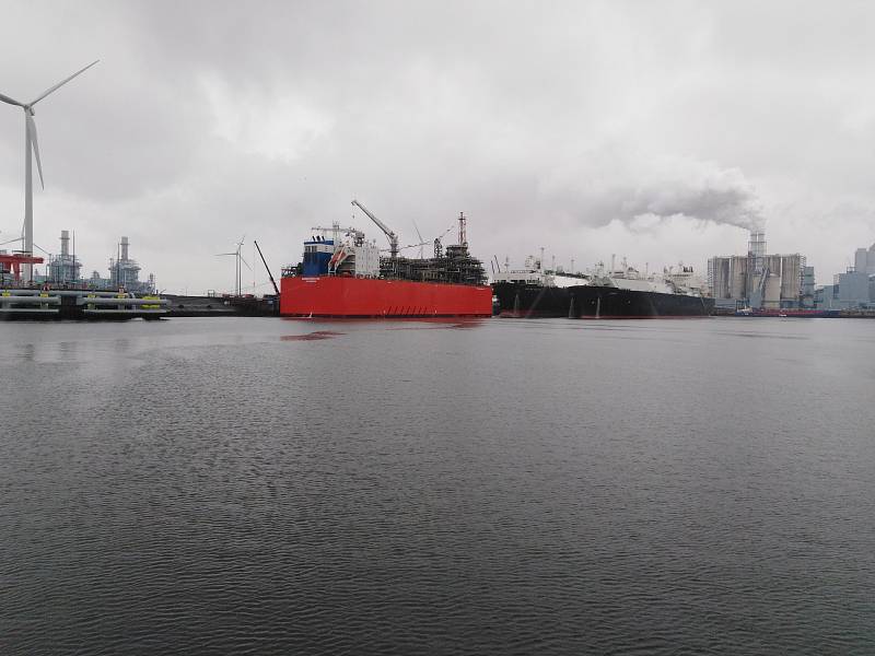Terminál na zkapalněný plyn v nizozemském přístavu Eemshaven.