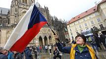 Dav lidí na nádvoří Pražského hradu