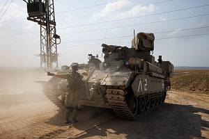 Izraelští vojáci se u hranic s Gazou připravují na velkou ofenzívu
