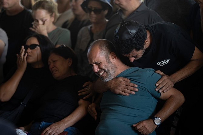 Truchlící lidé v Izraeli po útoku hnutí Hamás. Ilustrační snímek