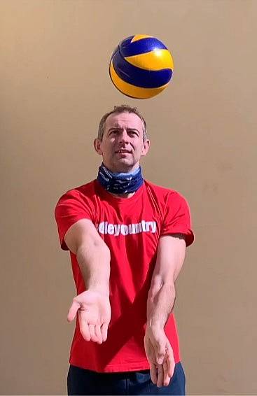 Bývalý volejbalový reprezentant Jiří Popelka ukazuje čtenářům Deníku zábavná cvičení.