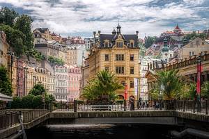Karlovy Vary posloužily jako jedna z lokací, kde se natáčela bondovka Casino Royale.