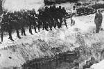 Masakr v Sarny v roce 1942. Snímek hromadné popravy v Rovenské oblasti