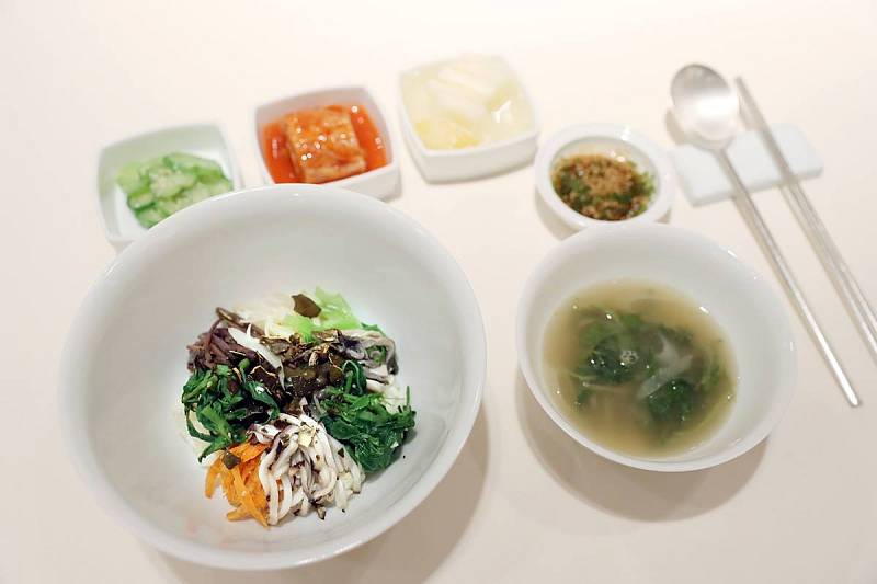 K přípavě pokrmu Bibimbap bude použita zelenina z demilitarizované zóny mezi oběma Korejemi
