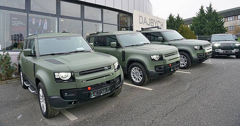 Deset vozidel Land Rover Defender převzala minulý týden v Plzni Policie České republiky. Obdržela tak první část flotily třiceti vozů, kterou jí má podle rámcové smlouvy dodat společnost Dajbych