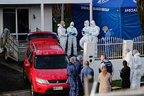 Novozélandští policejní vyšetřovatelé pracují na místě činu v Aucklandu poté, co novozélandská rodina našla ve vydražených kufrech dětská těla, 11. srpna 2022