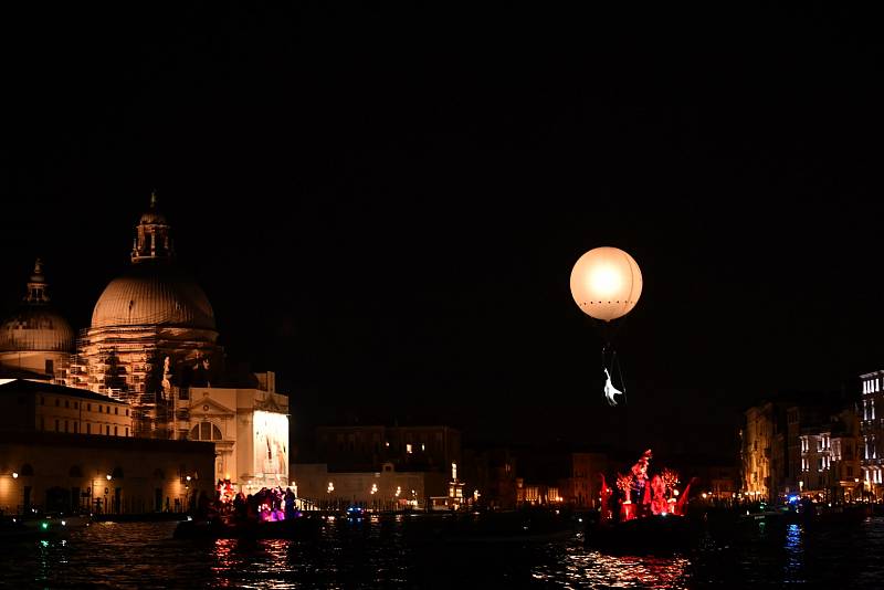 I letos karneval v Benátkách odstartuje večerní slavnostní průvod. Takto vypadal v předchozích letech