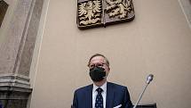 Premiér Petr Fiala (ODS) před prvním zasedáním nově jmenované vlády 17. prosince 2021 ve Strakově akademii v Praze.