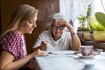 Osamělí lidé mají vyšší riziko Alzheimerovy nemoci. Společnost blízkých a trénink mozku nemoc naopak oddalují