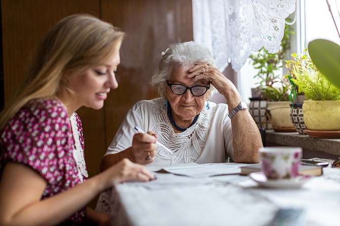 Osamělí lidé mají vyšší riziko Alzheimerovy nemoci. Společnost blízkých a trénink mozku nemoc naopak oddalují