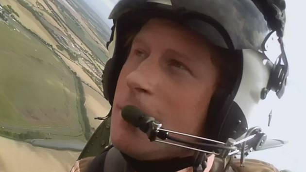 uckinghamský palác zveřejnil video s princem Harrym, který se v rámci charitativní práce pro zraněné veterány proletěl historickým bojovým letounem Spitfire.