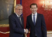 Rakouský prezident Alexander Van der Bellen (vlevo) dnes dopoledne pověřil předsedu Rakouské lidové strany (ÖVP) Sebastiana Kurze sestavením vlády.