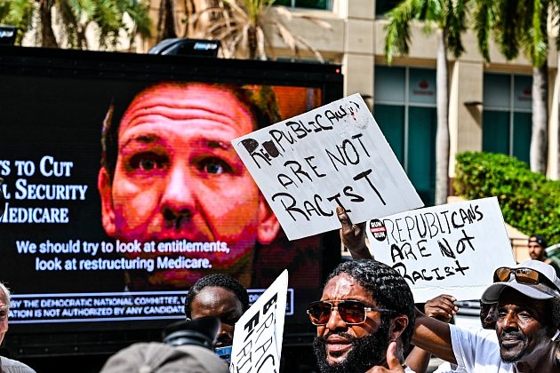 Protesty před hotelem Four Season v Miami, v němž floridský guvernér Ron DeSantis oznámil kandidaturu na prezidenta USA.