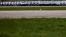 Z hradeckého letiště je obří parkoviště pro vozy Škoda