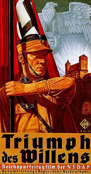 Plakát k dokumentu Leni Riefenstahlové Triumf vůle. Dokument se věnuje sjezdu NSDAP v Norimberku v roce 1934 a oslavuje nacistickou ideologii a Adolfa Hitlera. Z filmařského hlediska jej ale kritici dodnes oceňují