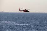 Helikoptéra amerického námořnictva nad troskami čínského balonu, který Američané sestřelili nad Atlantským oceánem, 4. února 2023