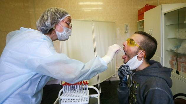 Zdravotnice v Moskvě odebírá muži vzorky pro test na koronavirus.
