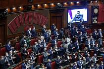 Ukrajinský prezident Volodymyr Zelenskyj při videoprojevu k italským zákonodárcům