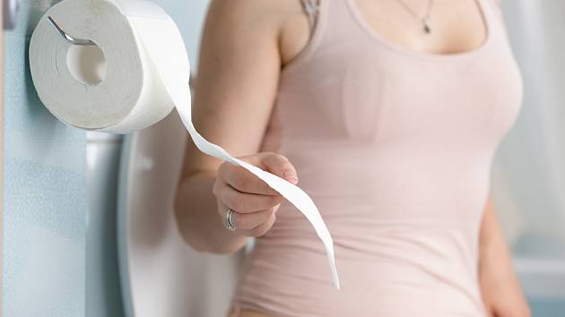 Nesprávné zavěšení toaletního papíru může vést k šíření bakterií a virů po celé toaletě