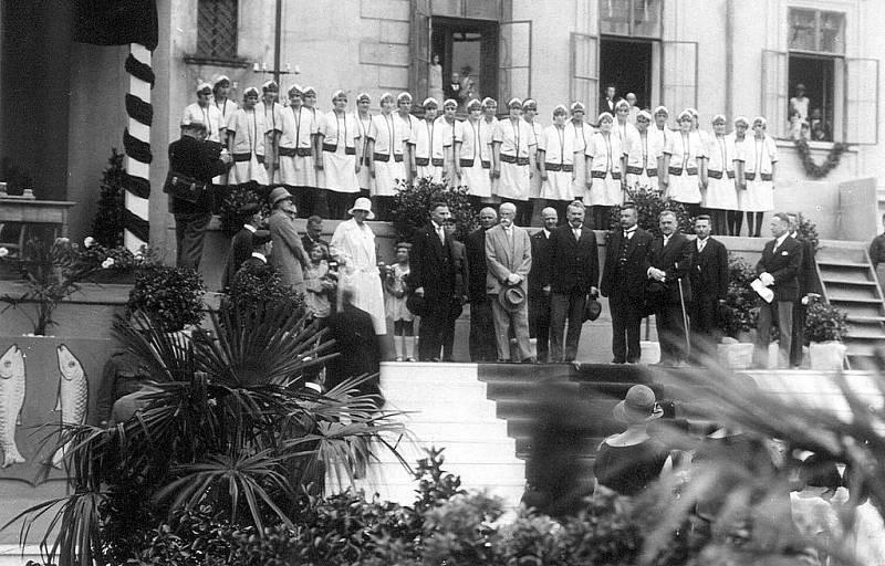 Prezident Tomáš Garrigue Masaryk při návštěvě Litovle před radnicí