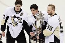 Hokejisté Pittsburghu Jevgenij Malkin (vlevo), Sidney Crosby a Sergej Gončar s pohárem Prince waleského pro vítěze Východní konference NHL.
