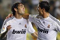 Dvě největší hvězdy Realu Madrid Kaká (vlevo) a Ronaldo. Právě jeden z nich by mohl letos Zlatý míč vyhrát.