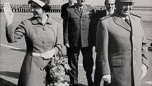 Od počátku své vlády královna Alžběta II. oblékala slušivé kostýmy s délkou sukně pod kolena