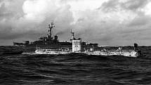 Batyskaf Trieste Trieste těsně před svým rekordním ponorem na dno Mariánského příkopu dne 23. ledna 1960. V pozadí proplouvá eskorta torpédoborců USS Lewis (DE-535)