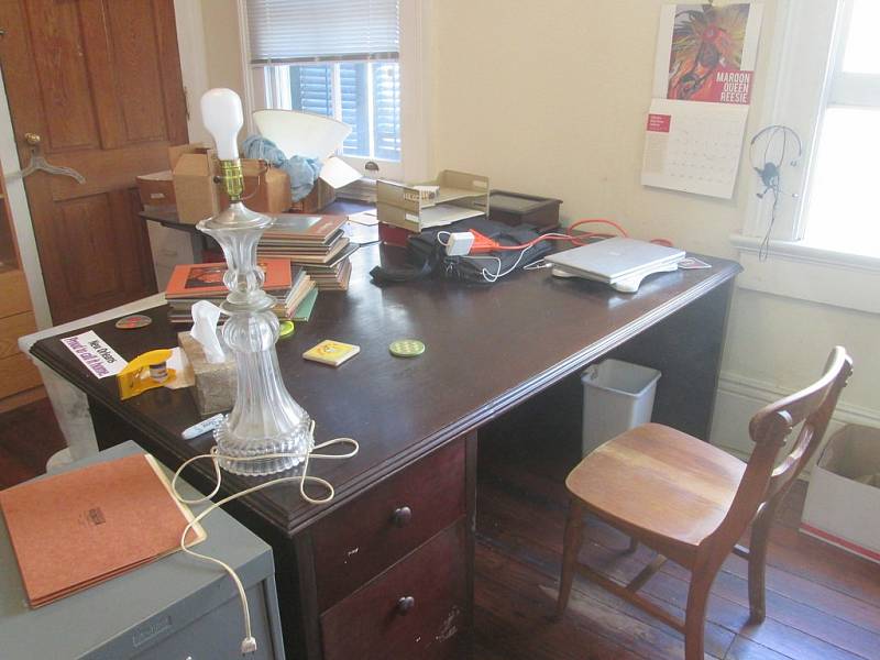 Stůl z masivního tvrdého dřeva a papír při ruce. Tak mohl vypadat home office ve 30. letech
