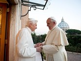 Papež František (vpravo) a jeho předchůdce Benedikt XVI.