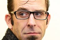 Americký metalový zpěvák Randy Blythe u Městského soudu v Praze.