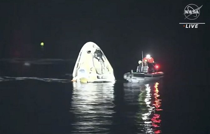 Kapsule společnosti SpaceX 2. května 2021 bezpečně dopravila na Zemi čtveřici astronautů