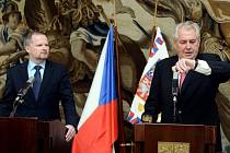 Prezident Miloš Zeman a ministr školství Petr Fiala (vlevo) vystoupili 22. května v Praze na briefingu k situaci kolem jmenování Martina C. Putny profesorem.