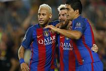 Hvězdná trojka Barcelony (zleva) Neymar, Lionel Messi a Luis Suárez se radují z gólu proti Celticu. 