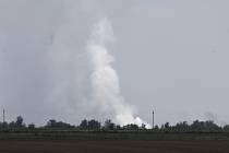 Kouř po výbuchu v muničním skladu ruské armády poblíž vesnice Majskoje na Krymu 16. srpna 2022.