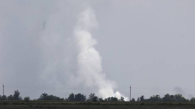 Kouř po výbuchu v muničním skladu ruské armády poblíž vesnice Majskoje na Krymu 16. srpna 2022.