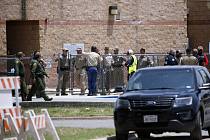 Ozbrojené složky před základní školou v texaském městečku Uvalde, kde bylo při střelbě zabito několik dětí.