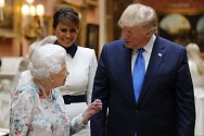 Britská královna Alžběta II. a americký prezident Donald Trump Buckinghamském paláci